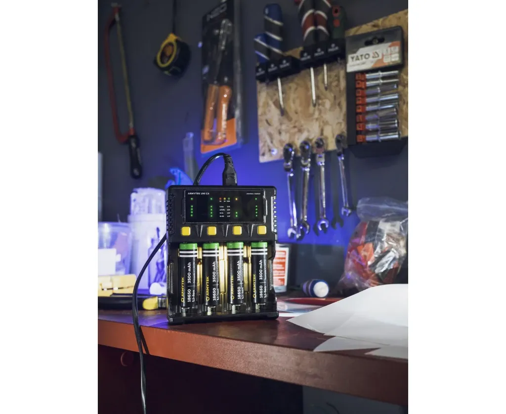 Armytek-Uni-C4-Plug-type-C-ladegeraet-fuer-akkus-1536x1257.webp